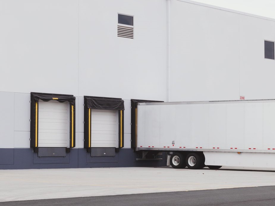 truck-at-loading-bay_WPS圖片.jpg
